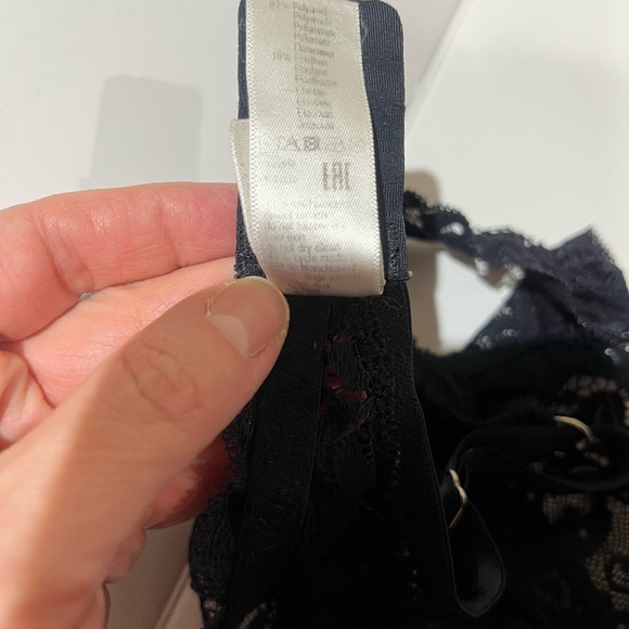 NWOT HANRO Black Lace Soft-Cup Bra — Size 70D (32D US) - Picture 10 of 11